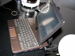 Фото нового 10" нетбука-трансформера GIGABYTE — M1028